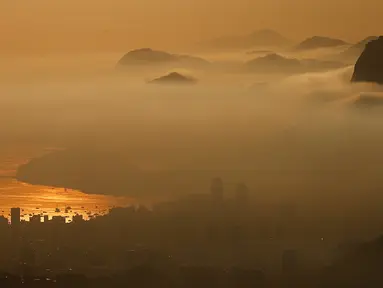 Pemandangan gunung Sugarloaf yang sebagian diselimuti awan tipis saat matahari terbit di Rio de Janeiro, Brasil, 4 mei 2016. Kota Rio de Janeiro akan menjadi tuan rumah Olimpiade 2016 dalam waktu dekat ini. (REUTERS/Ricardo Moraes)
