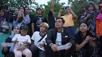 Calon Bupati Jepara, Witiarso Utomo, bersama keluarga melakukan kunjungan ke Pulau Karimun Jawa. (Liputan6.com/ ist)