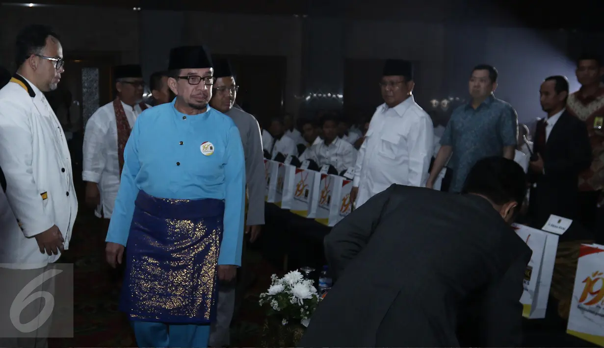 Ketua Majelis Syuro PKS Salim Segaf Al-Jufri setibanya pada acara puncak perayaan Milad ke 19 PKS di Jakarta, Minggu (30/4). Sejumlah tokoh hadir di acara peringatan puncak Milad ke-19 Partai Keadilan Sejahtera tersebut. (Liputan6.com/Herman Zakharia)