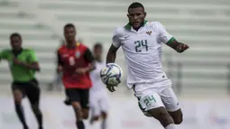 Striker Timnas Indonesia, Marinus Wanewar bermain apik dengan mencetak satu gol ke gawang Timor Leste pada laga SEA Games di Stadion MPS, Selangor, Minggu (20/8/2017). Marinus berpeluang menambah gol melawan Kamboja. (Bola.com/Vitalis Yogi Trisna)