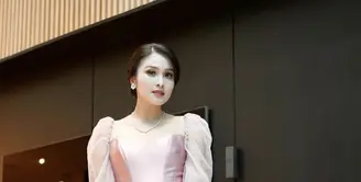 Dalam balutan gaun bernuansa pink, Sandra Dewi tampil begitu manis. Aksen tile membuat tampilannya terlihat begitu delicate. [Foto: Instagram/ Sandra Dewi]