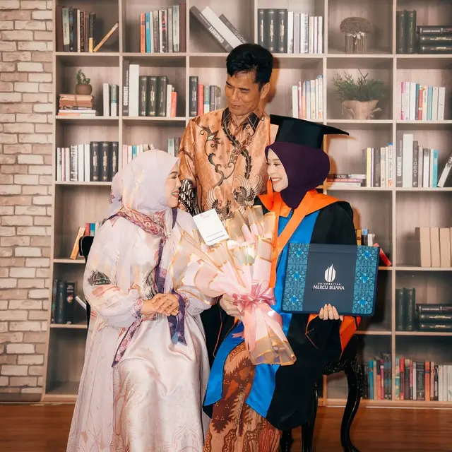 6 Potret Wisuda Lesti Kejora ketika Hamil Besar, Rizky Billar Tak Bisa Dampingi