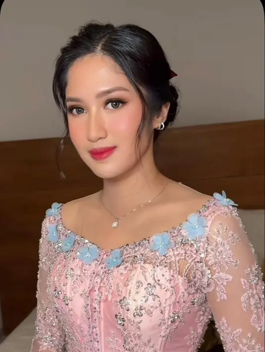 Penampilan Ochi semakin sempurna dengan tambahan bros elegan dan sepatu dari @langkahbylinalee. Setiap elemen yang dipilih dengan cermat berhasil menonjolkan pesona klasik namun tetap modern, mencerminkan keindahan tradisi dalam balutan fashion kekinian. [@fidelhertamakeup].