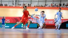 Pemian Timnas Futsal Indonesia, Israr Megantara (kiri) berebut bola dengan pemain Argentina, Agustin Raggiati dalam laga lanjutan 4 Nations World Series 2025 di Jakarta International Velodrome, Rawamangun, Sabtu (01/02/2025). (Bola.com/Bagaskara Lazuardi)