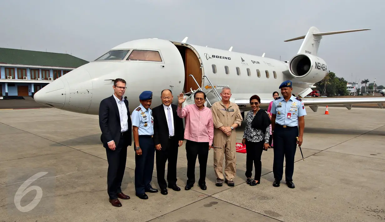 Menko Kemaritiman Rizal Ramli bersama Menteri Kelautan dan Perikanan Susi Pudjiastuti bersiap menaiki pesawat Boeing Maritime Surveillance Aircraft (MSA) N614BA di Lanud Halim Perdanakusuma, Jakarta, Rabu (4/11). (Liputan6.com/Immanuel Antonius)