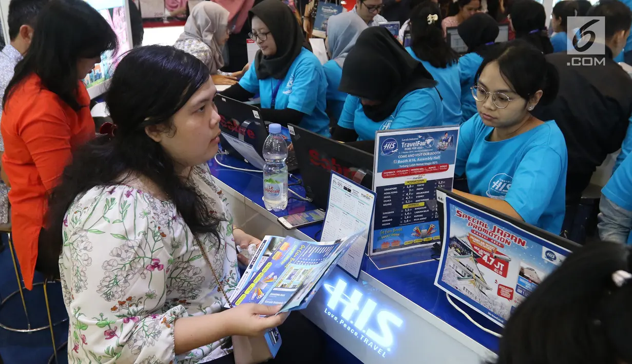 Petugas stan agen perjalanan melayani calon konsumennya pada pameran Garuda Indonesia Travel Fair (GATF) 2018 di Jakarta Convention Centre, Jumat (5/10). GATF memberikan potongan harga tiket perjalanan hingga 80%. (Liputan6.com/Angga Yuniar)