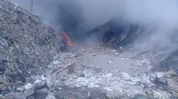 Kabut asap masih menyelimut warga Kecamatan Manggala, Kota Makassar, Sulawesi Selatan, akibat Tempat Pembuangan Akhir Sampah (TPA) di Tamangapa Antang terbakar sejak Minggu (15/9/2019). (Liputan6.com/ Ahmad Yusran)