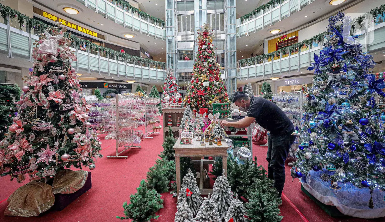 Pekerja merapikan pernak-pernik Natal di Mal Artha Graha, Jakarta, Sabtu (4/12/2021). Jelang perayaan Natal 25 Desember sejumlah mal di ibukota mulai menjual berbagai kebutuhan Natal mulai dari pernak-pernik hingga pohon Natal dengan kisaran harga Rp10.000-Rp5 juta. (Liputan6.com/Faizal Fanani)