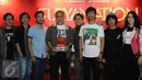 Musisi pengisi acara Konser Suryanation Bangkit untuk Satu berfoto bersama usai jumpa pers di kawasan Sudirman, Jakarta, Senin (21/03/2016). Konser tersebut akan digelar dalam 5 seri konser akbar di 5 pulau di Indonesia. (Liputan6.com/Herman Zakharia)
