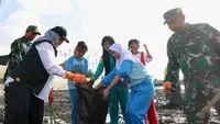 Ribuan Orang Gotong Royong Bersihkan Pantai Ancol Plengsengan Banyuwangi