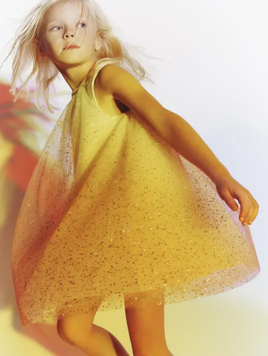 Gaya berani permainan lekukan grafis, sulaman di atas tulle menjanjikan gaya Dior yang memesona [Foto: Dior]