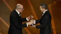 Edward Berger penulis naskah All Quiet on the Western Front menerima Piala Oscar dari Antonio Banderas di ajang Oscar 2023. (Foto: AP Photo/Chris Pizzello)