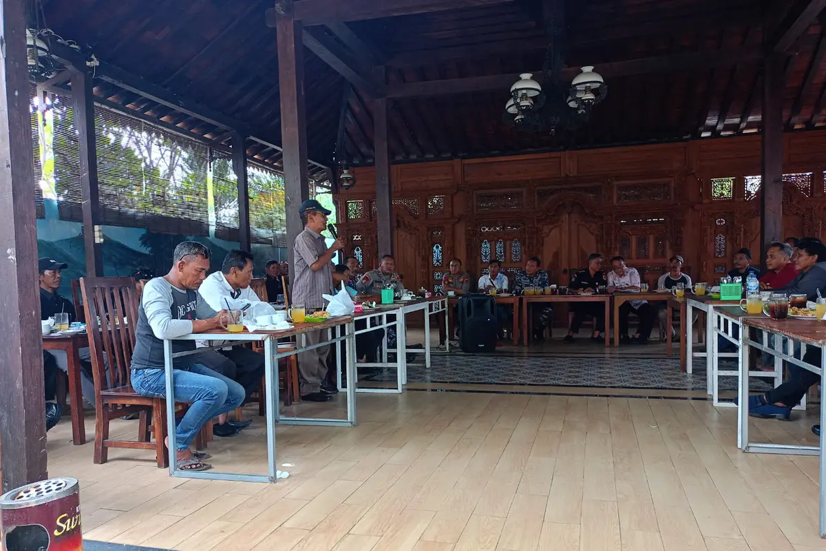 Mediasi nelayan Rembang dan pati. (Liputan6.com/Arief Pramono)
