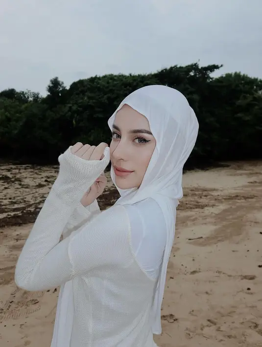 Di sini, Aghnia memilih bertelanjang kaki. [Foto: Instagram/emyaghnia]
