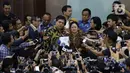 Menko Perekonomian Airlangga Hartarto (tengah) bersama Ketua DPR Puan Maharani menunjukkan draft RUU Omnibus Law di Kompleks Parlemen, Senayan, Jakarta, Rabu (12/2/2020). Pemerintah mengajukan RUU Omnibus Law Cipta Lapangan Kerja dan RUU Omnibus Law Perpajakan. (Liputan6.com/Johan Tallo)