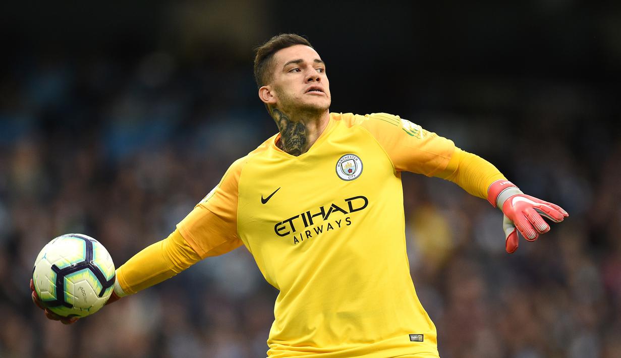 3. Ederson (Manchester City) - Ederson sudah menjadi kiper terbaik sejak dirinya berkarier di Premier League bersama Manchester City. Pada musim 2018-19, kiper berumur 26 tahun ini mencatatkan 15 clean sheets. (AFP/Oli Scarff)