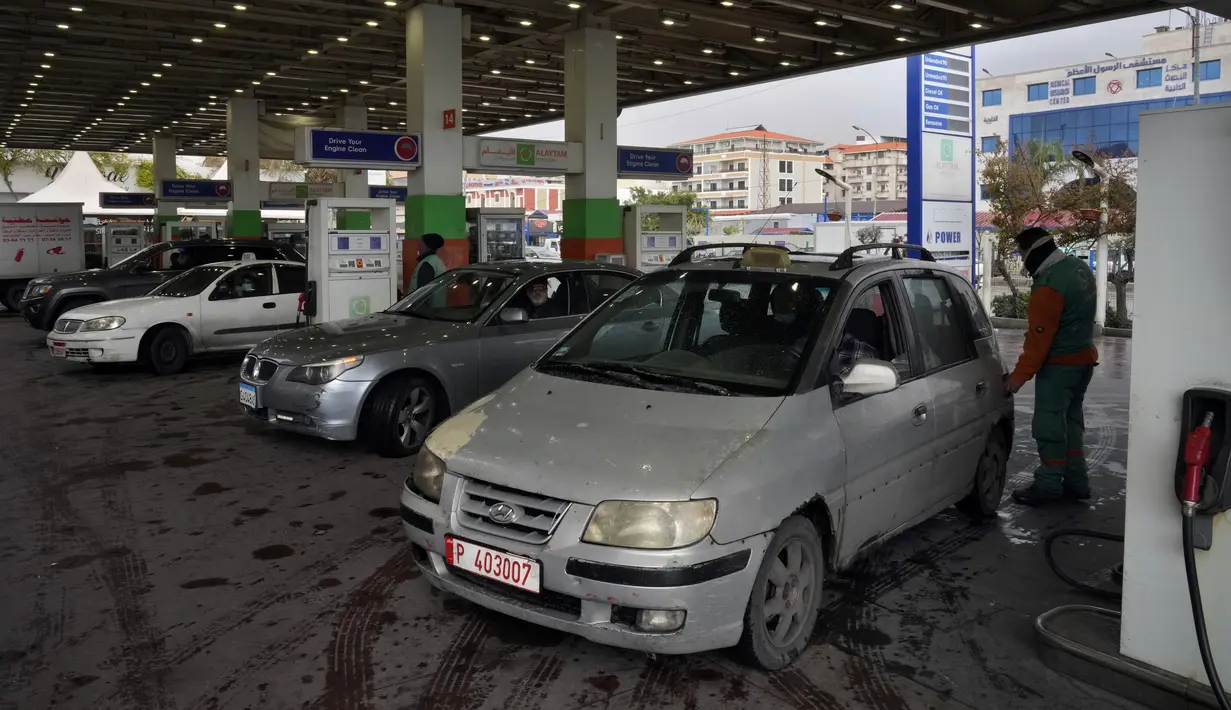 Pengemudi mobil menunggu untuk mendapatkan bahan bakar di sebuah pompa bensin di pinggiran selatan Beirut, Dahiyeh, Lebanon, 15 Maret 2022. Melonjaknya harga energi dan makanan yang dipicu oleh invasi Rusia ke Ukraina mendorong beberapa negara Timur Tengah ke tepi jurang. (AP Photo/Bilal Hussein)
