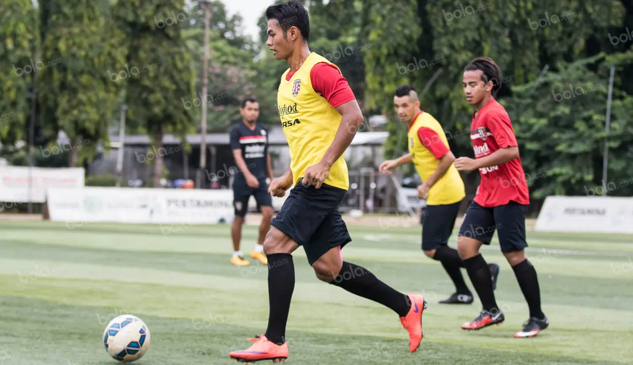 Striker Bali United, I Nyoman Sukarja, menggiring bola saat latihan di Lapangan Pertamina, Simprug, Jakarta, Rabu (6/4/2016). Latihan ini merupakan persiapan jelang Trofeo Persija, Sabtu (9/4/2016) nanti. (Bola.com/Vitalis Yogi Trisna)