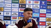 Pelatih PSM Makassar menyoroti kondisi lapangan yang digunakan Persib Bandung. Menurutnya, sebagai klub besar, Persib seharusnya memiliki fasilitas dan kualitas lapangan yang lebih baik.