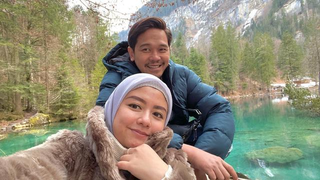 Tampil Mesra, Ini 7 Momen Liburan Tika Ramlan Eks T2 di Eropa Bersama Suami