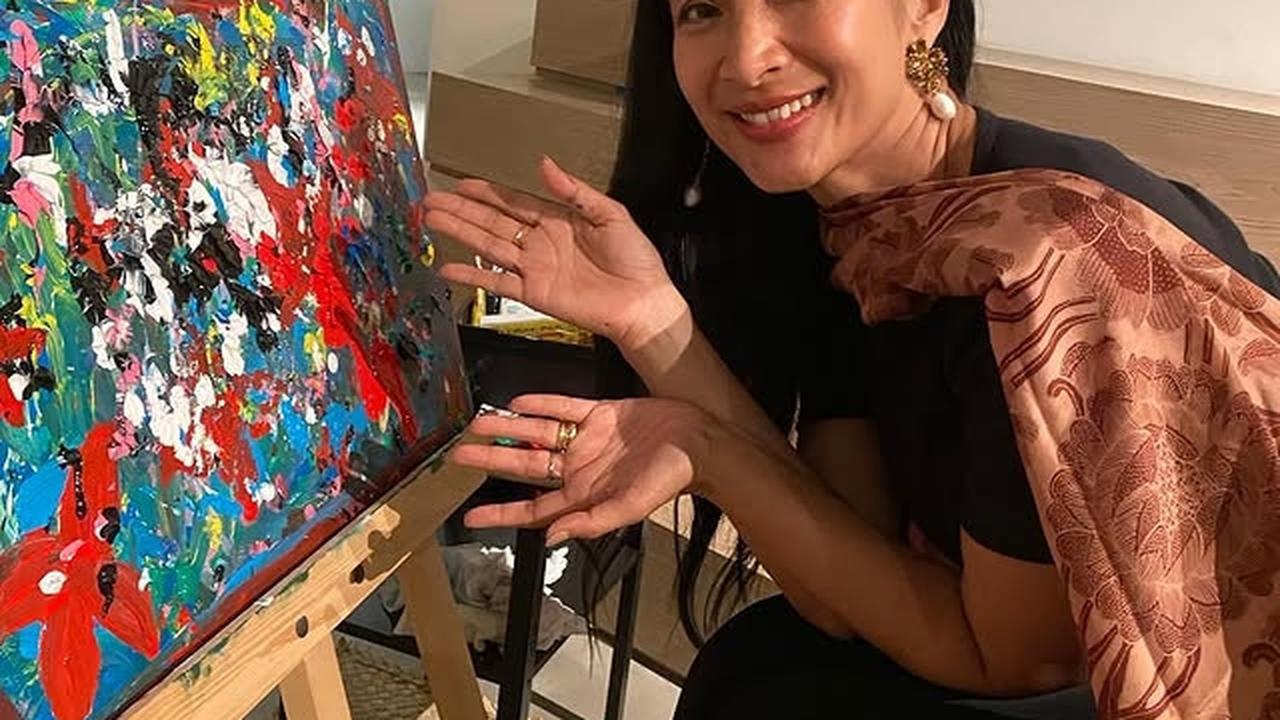 Potret Happy Salma Lulus S-1 Filsafat Hindu di Usia 45 Tahun, Tampil Cantik Kala Yudisium di Bali