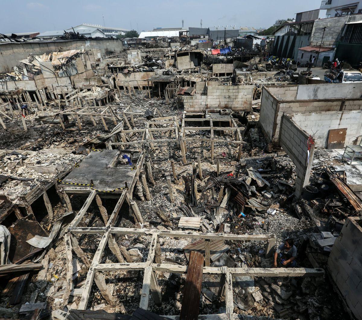 Suasana pemukiman penduduk di kawasan Kapuk Muara, Penjaringan, Jakarta Utara (Jakut) pasca musibah kebakaran. 

Sebanyak 400 rumah terdampak akibat kebakaran tersebut.