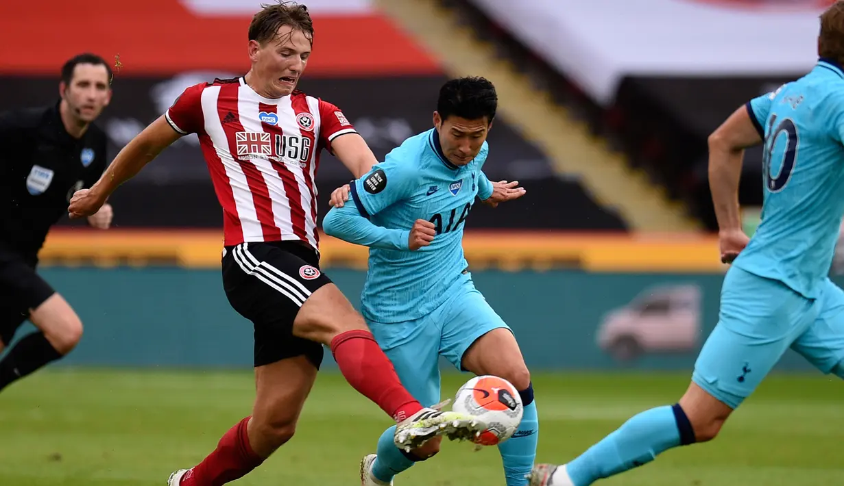 Penyerang Tottenham Hotspur, Son Heung-min berusaha melewati pemain Sheffield United, Sander Berge pada pertandingan lanjutan Liga Inggris di Bramall Lane di Sheffield, Inggris (2/7/2020). Sheffield United menang telak 3-1 atas Tottenham. (Oli Scarff/Pool via AP)