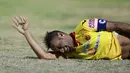 Pemain Sriwijaya FC Titus Bonai meringis kesakitan saat terjatuh  pada laga semifinal Piala Presiden di Stadion Manahan, Solo, Minggu (11/10/2015). Sriwijaya menang 2-1. (Bola.com/Nicklas Hanoatubun).