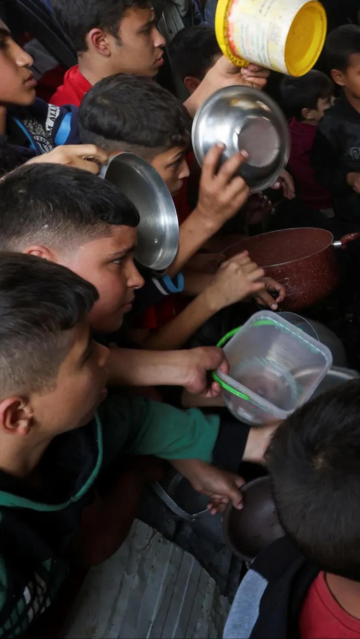 Mereka membawa berbagai tempat untuk menampung makanan dari bantuan kemanusiaan itu.<br>