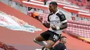 Gelandang Fulham, Mario Lemina melakukan selebrasi usai mencetak gol ke gawang Liverpool dalam laga lanjutan Liga Inggris 2020/21 di Anfield Stadium, Minggu (7/3/2021). Fulham menang 1-0 atas Liverpool. (AFP/Phil Noble/Pool)