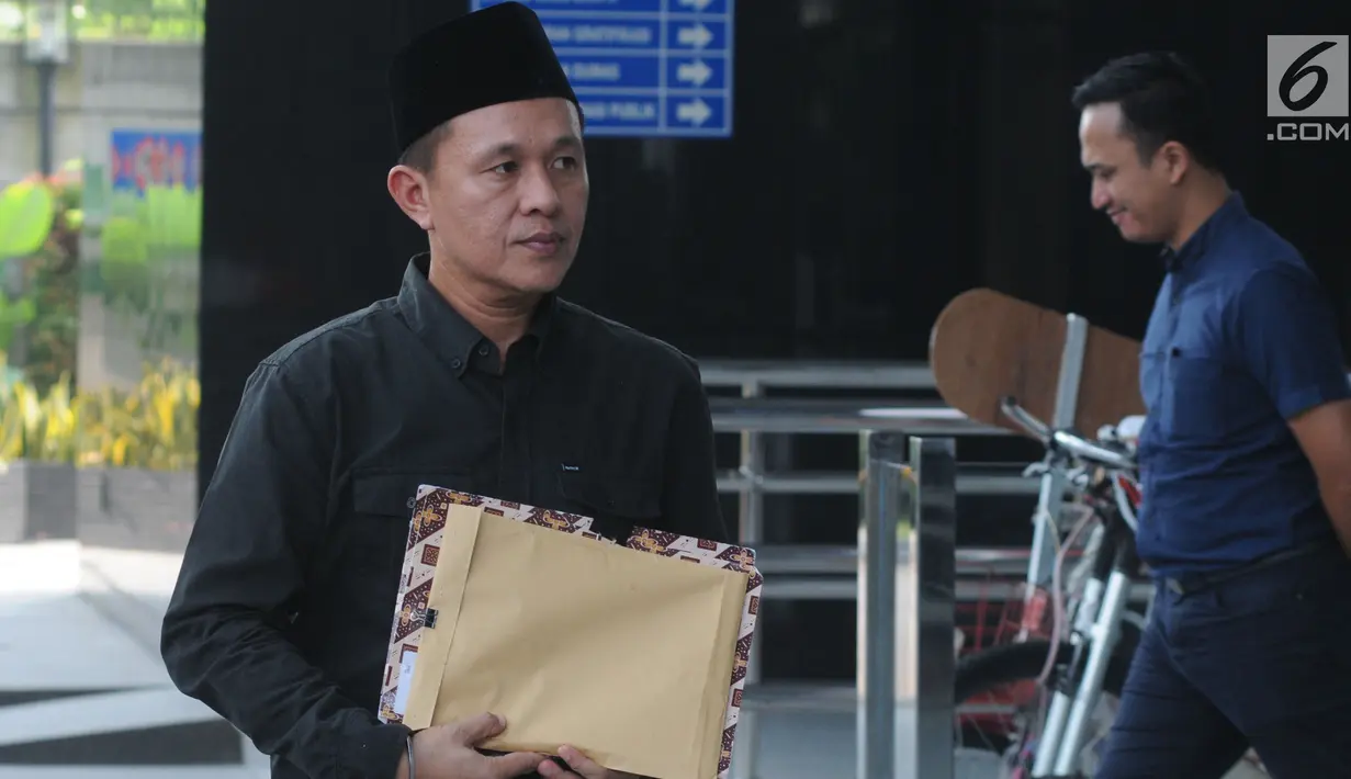Terpidana kasus suap mantan Bupati Lampung Tengah Mustafa tiba untuk menjalani pemeriksaan di Gedung KPK, Jakarta, Rabu (12/6/2019). Mustafa diperiksa sebagai saksi untuk tersangka Budi Winarto, pemilik atau pengurus perusahaan PT Sorento Nusantara. (merdeka.com/Dwi Narwoko)
