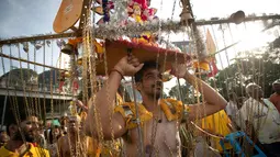 Seorang pria membawa sangkar kurban Kavadi saat Festival Thaipusam di Gua Batu, Kuala Lumpur, Malaysia, Senin (21/1). Thaipusam merupakan hari menunaikan nazar, menebus dosa, dan memohon ampun atas dosa-dosa. (AP Photo/ Vincent Thian)