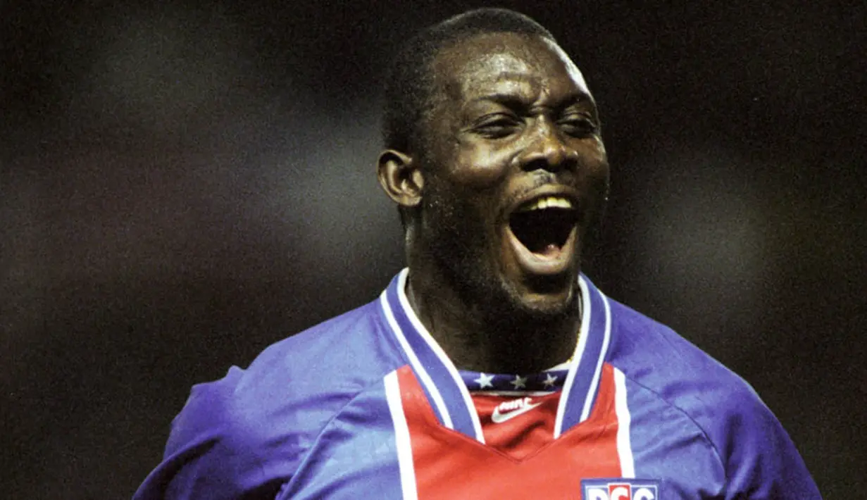 1. George Weah, memulai karier di PSG pada musim 1995/96 hingga 1999/00. Kala itu dirinya menjadi salah satu wonderkid incaran klub besar Eropa dan akhirnya memutuskan hijrah ke AC Milan. (www.psg.fr)