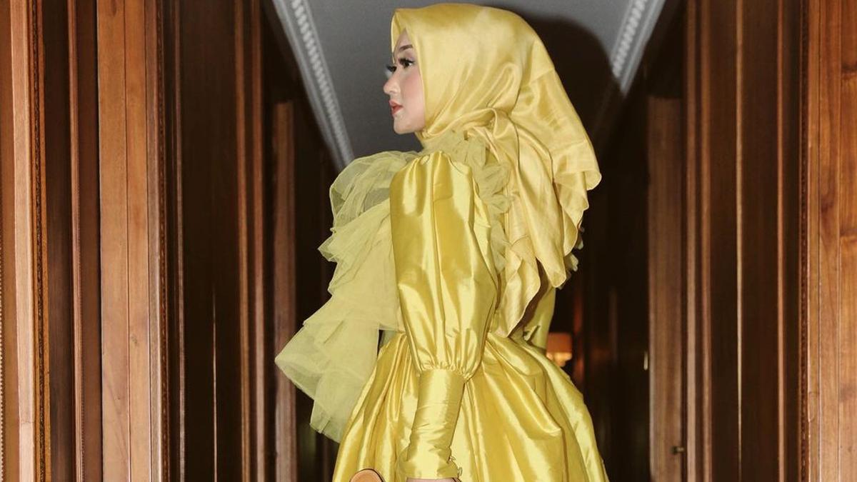 7 Tips Memilih Gaun Satin Syar’i untuk Kondangan, Tampil Menawan seperti Dian Pelangi