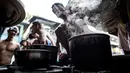 Narapidana memasak makan siang mereka di dalam penjara Quezon City di Manila, Filipina, 19 Juli 2016. Mereka memasak makanan dan berolahraga di sebelah kamar yang dipakai untuk mandi dan mencuci pakaian. (Noel Celis/AFP)