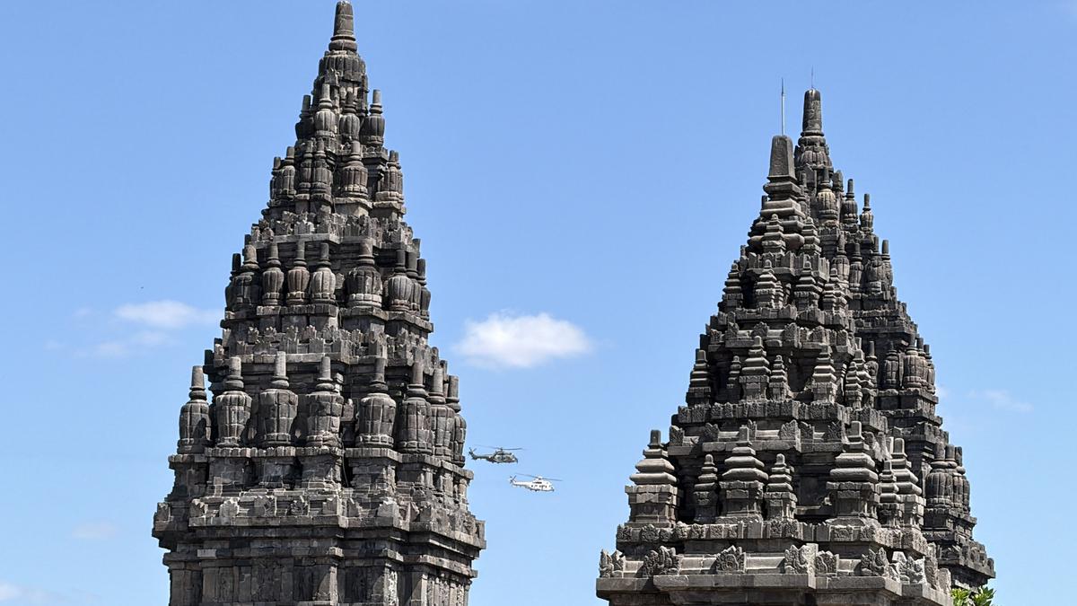Momen Prabowo Pamer Keindahan Prambanan ke PM Modi dari Udara - merdeka.com