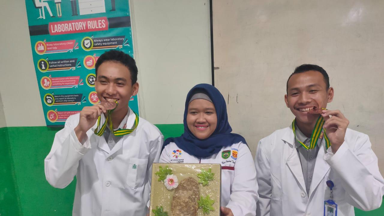 Ciptakan Alas Kaki Anti Bakteri, Anak Penjual Bensin Eceran di Sumsel Raih Prestasi