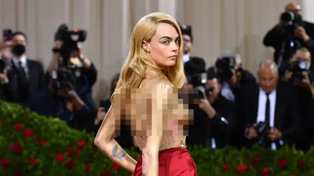 FOTO: Cara Delevingne Tampil Topless di Met Gala 2022