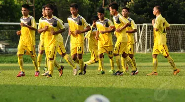 Jelang berlaga melawan Timnas Indonesia U19, 23 pemain Myanmar melakukan latihan ringan di lapangan C Senayan Jakarta, (4/5/2014). (Liputan6.com/Helmi Fithriansyah)