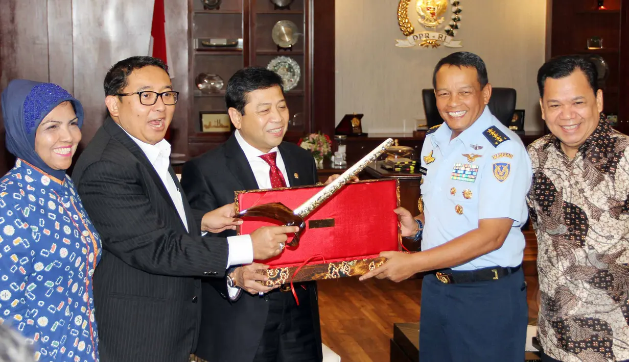 F-16 yang terbakar kemarin menurut KSAU Marsekal Madya Agus Supriatna  karena tidak dilengkapi dengan drag chute atau suatu perlengkapan parasut pesawat, Jakarta, Jumat (17/4/2015). Agus tampak berpose dengan pimpinan DPR. (Liputan6.com/Helmi Afandi)