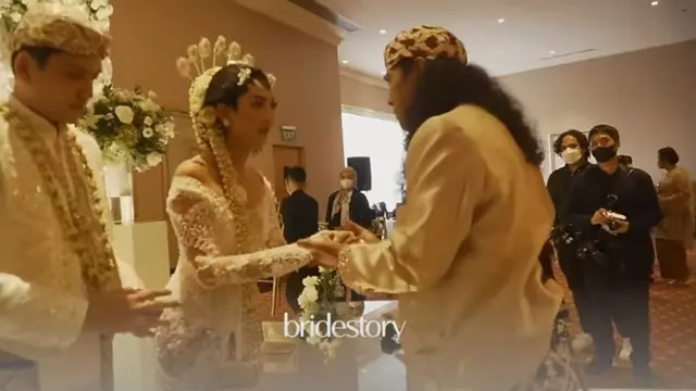 Momen haru di pernikahan Rendi John dan Glenca Chysara, Minggu (20/11/2022) siang di Jakarta. (Foto: YouTube Glenca Chysara)