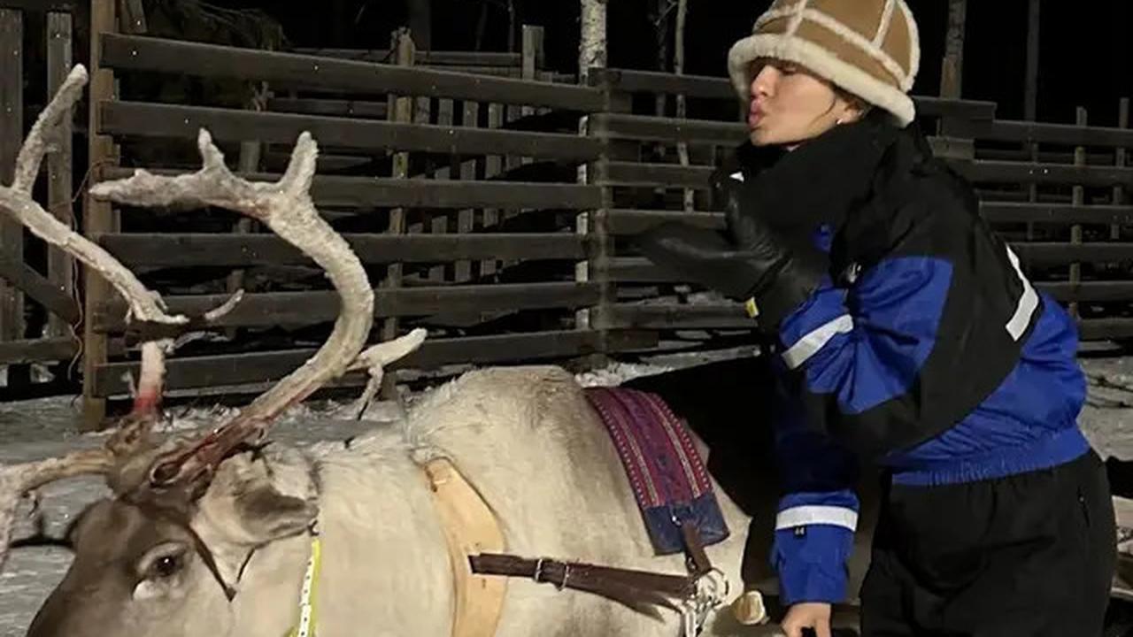 7 Potret Raline Shah Naik Kereta Rusa Berburu Aurora, Sambut Natal