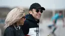 <p>Presiden Prancis Emmanuel Macron dan istrinya Brigitte Macron berjalan di sepanjang pantai di Le Touquet, menjelang putaran kedua pemilihan presiden Prancis, Sabtu (23/4/2022). Emmanuel Macron berada di posisi terdepan untuk memenangkan pemilihan kembali Minggu, 24 April 2022 dalam&nbsp;Pilpres Prancis. (AP Photo/Thibault Camus)</p>