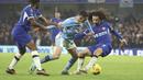 Pemain Manchester City, Phil Foden, berusaha melewati pemain Chelsea, Marc Cucurella, pada laga pekan ke-12 Premier League 2023/2024 di Stadion Stamford Bridge, Minggu (12/11/2023). Pertandingan ini amat sangat seru. Chelsea dan City saling adu serangan dan saling balas mencetak gol. (AP Photo/Ian Walton)