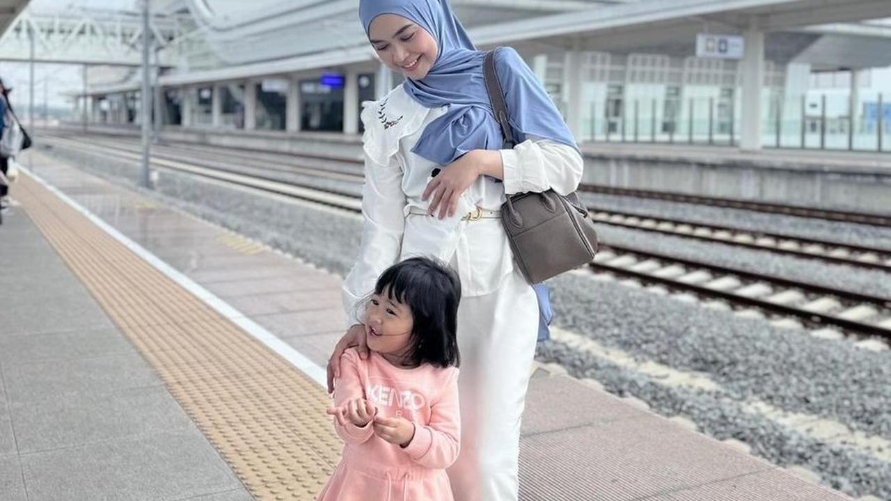 Mantan istri Teuku Ryan ini tak kuasa menahan air mata saat mengetahui bahwa anaknya mengalami speech delay, tetapi ia sadar bahwa menangis karena panik tidak akan menyelesaikan masalah.<br><br>