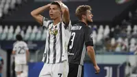 Reaksi bintang Juventus Cristiano Ronaldo saat menghadapi Olympique Lyon pada babak 16 besar Liga Champions di Allianz Stadium, Sabtu (8/8/2020) dini hari WIB. (AP Photo / Antonio Calanni)
