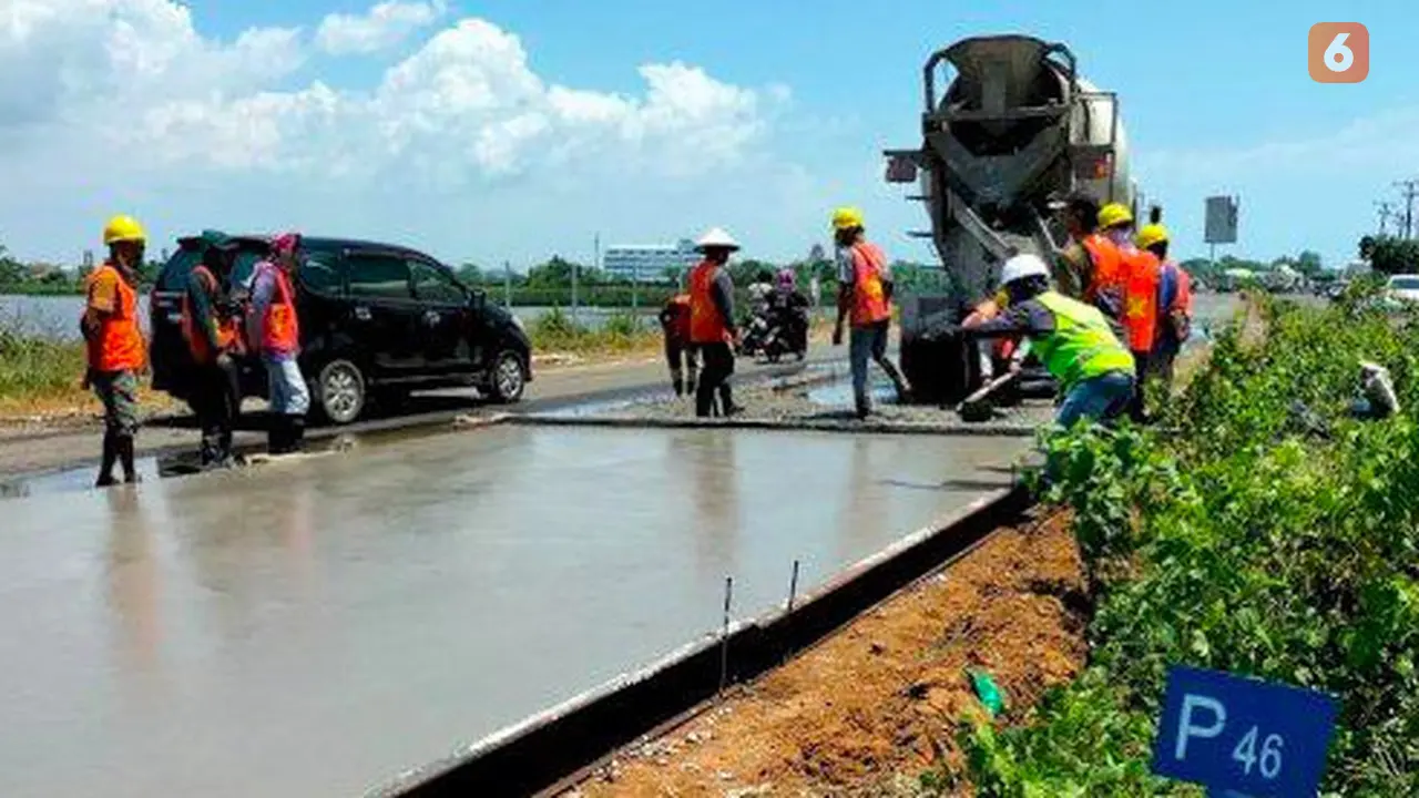 Proses perbaikan jalan Metro Tanjung Bunga (Liputan6.com)
