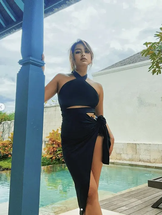 Ia pun memamerkan body goals dengan paduan bikini dress yang menawan. Aksen halter nek dan cutout pada dress menampilkan pesona yang memukau. [Foto: Instagram/ AmandaKhairunnisa]