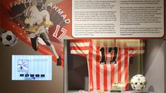 Memorabilia dan sejarah karir legenda sepak bola Singapura, Fandi Ahmad, menjadi bagian yang banyak dikunjungi dalam Museum Olah Raga Singapura yang terletak di Singapore Sports Hub. (Bola.com/Arief Bagus)