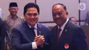 Ketua KONI Pusat Marciano Norman (kanan) berjabat tangan dengan Ketua Umum PSSI Erick Thohir (kiri) saat pengukuhan dan pelantikan pengurus PSSI masa bakti 2023-2027 di Jakarta, Jumat (26/5/2023). (Liputan6.com/Herman Zakharia)